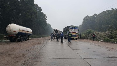  अवरुद्ध महेन्द्र राजमार्ग २४ घण्टापछि सञ्चालन 